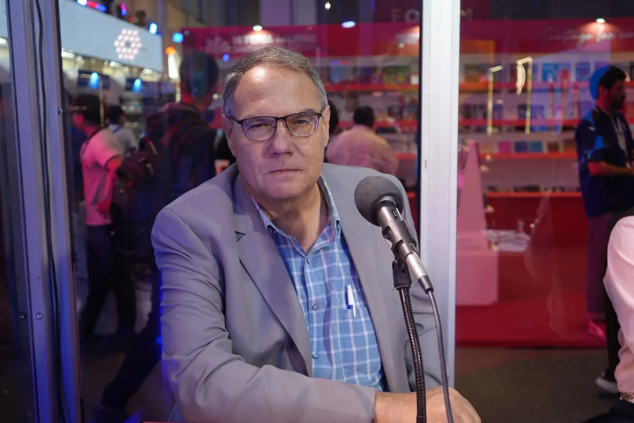 Alejandro Piccoli visitó el stand de LV11 y contó cómo Santiago busca transformar la enseñanza