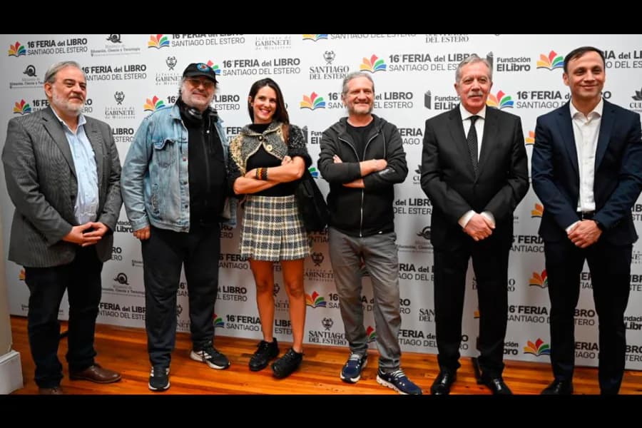Elías Suárez entregó un reconocimiento a Pedro Saborido, Soledad Barruti y Darío Sztajnszrajber en la Feria del Libro