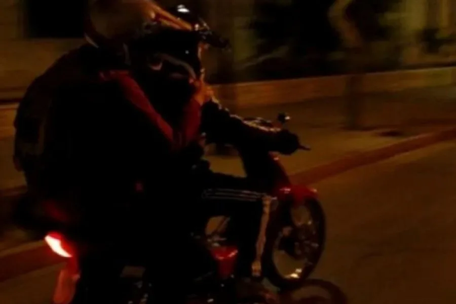 Lo rodearon apenas bajó la pasajera: violento asalto a un chofer en Santiago