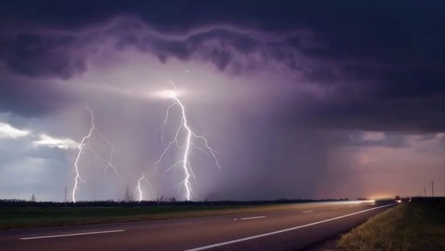 Circulaban en moto en medio de una tormenta y un rayo habría provocado una tragedia