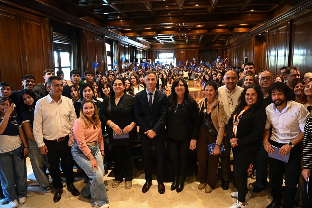 El jefe de Gabinete recibió a delegaciones escolares del interior en el marco del programa "Conociendo mi provincia"