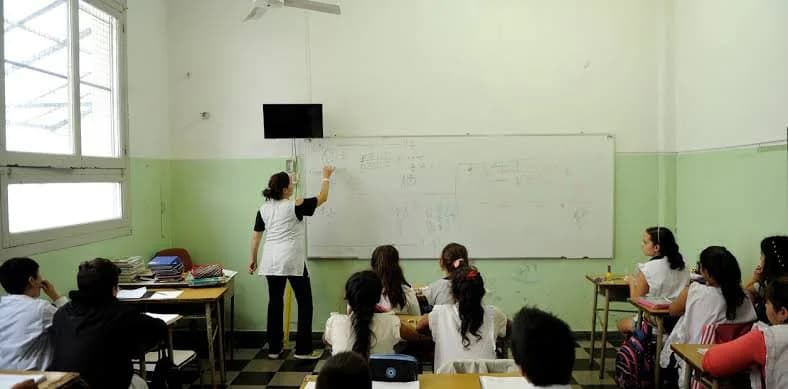 Santiago encabezó la recuperación salarial docente interanual con una suba del 106%