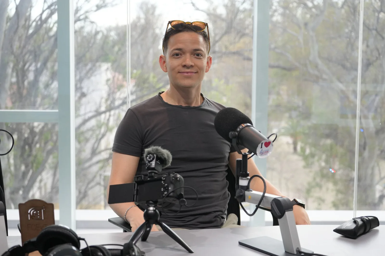 Un influencer venezolano recorre el Norte argentino y eligió Santiago para contar nuevas historias