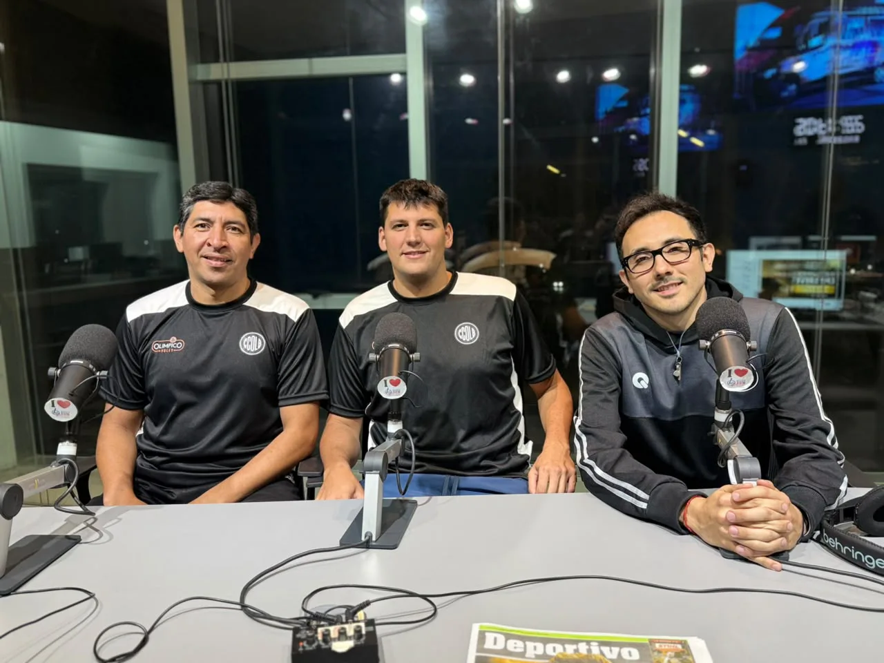 Campeones de pura cepa: el plantel de vóley masculino de Olímpico visitó Radio LV11 tras consagrarse en Salta