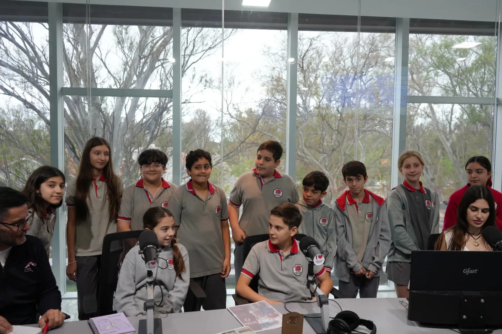 Tienen 11 y 12 años, escribieron una novela y emocionaron con su visita a LV11