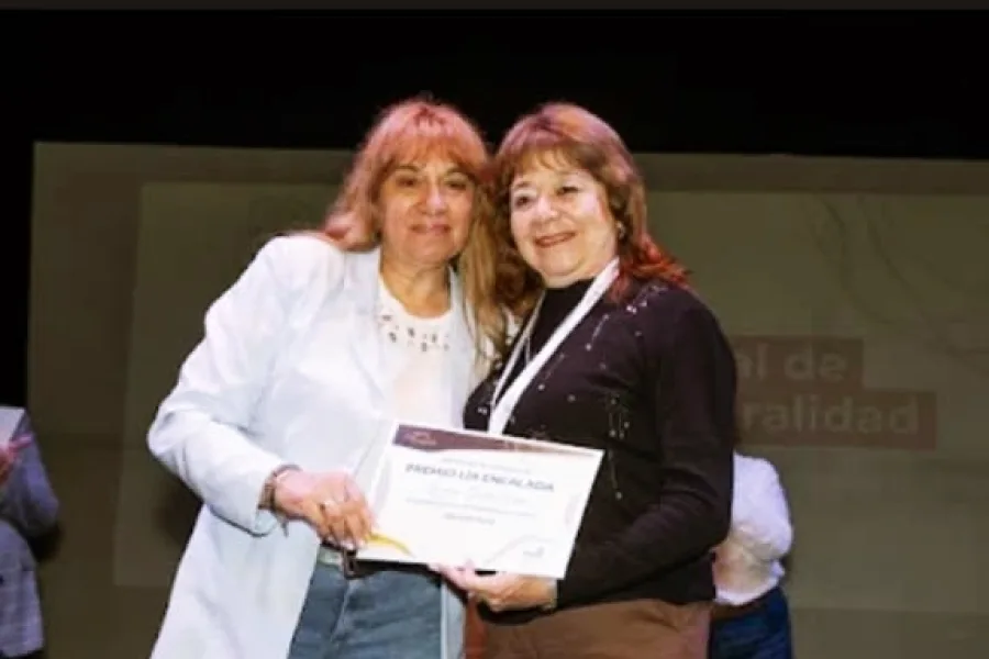 La exdocente santiagueña Claudia Guzmán recibió el Premio Lía Encalada 2026 por su labor en la educación rural