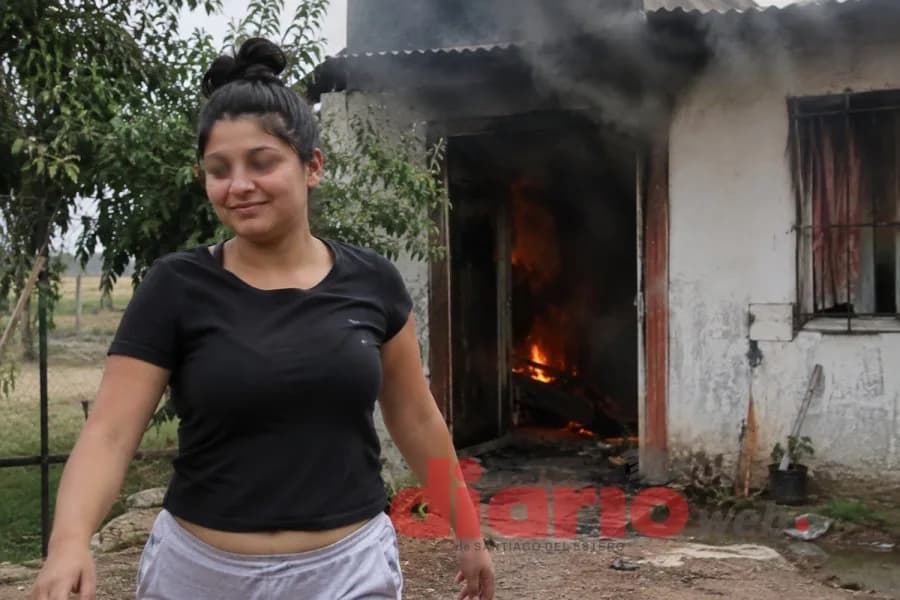 Un santiagueño denunció que su expareja le incendió la casa y dañó su motocicleta