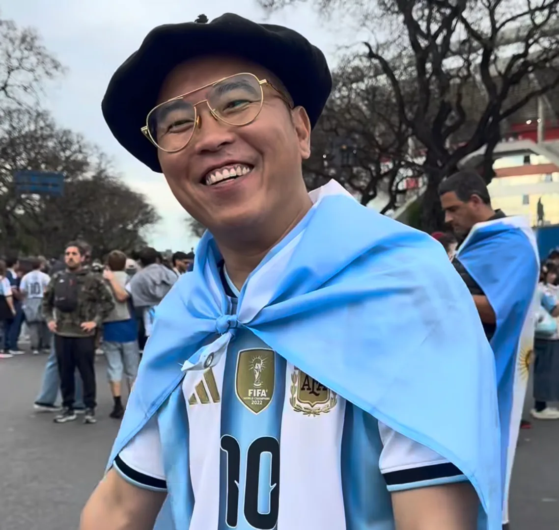 (VIDEO) Un comerciante chino cerró su supermercado y llevó a todos sus empleados al Monumental para ver la despedida de Lionel Messi