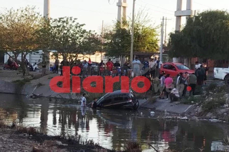 Recibió fotos comprometedoras de su novia, salió a confrontarla y cayó a un canal