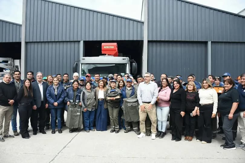 La intendente Norma Fuentes entregó 450 uniformes al personal de la Dirección de Parques y Paseos