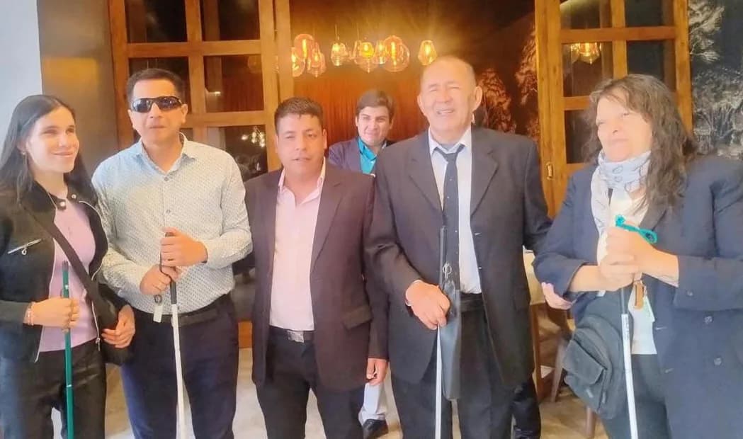 El desafío de comer sin ver: así fue el emotivo “Almuerzo a ciegas” en Santiago