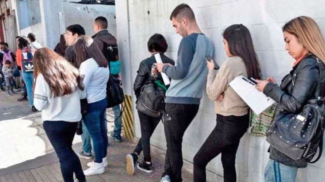 El Gobierno destaca el crecimiento del empleo informal en medio de caídas salariales e inseguridad médica