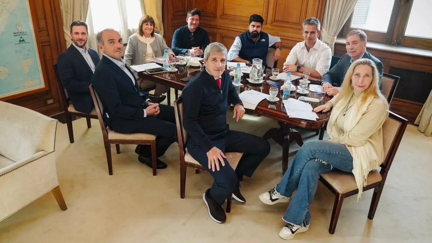 El Gobierno enfrenta tensiones internas en el Congreso mientras cae la imagen presidencial según las encuestas