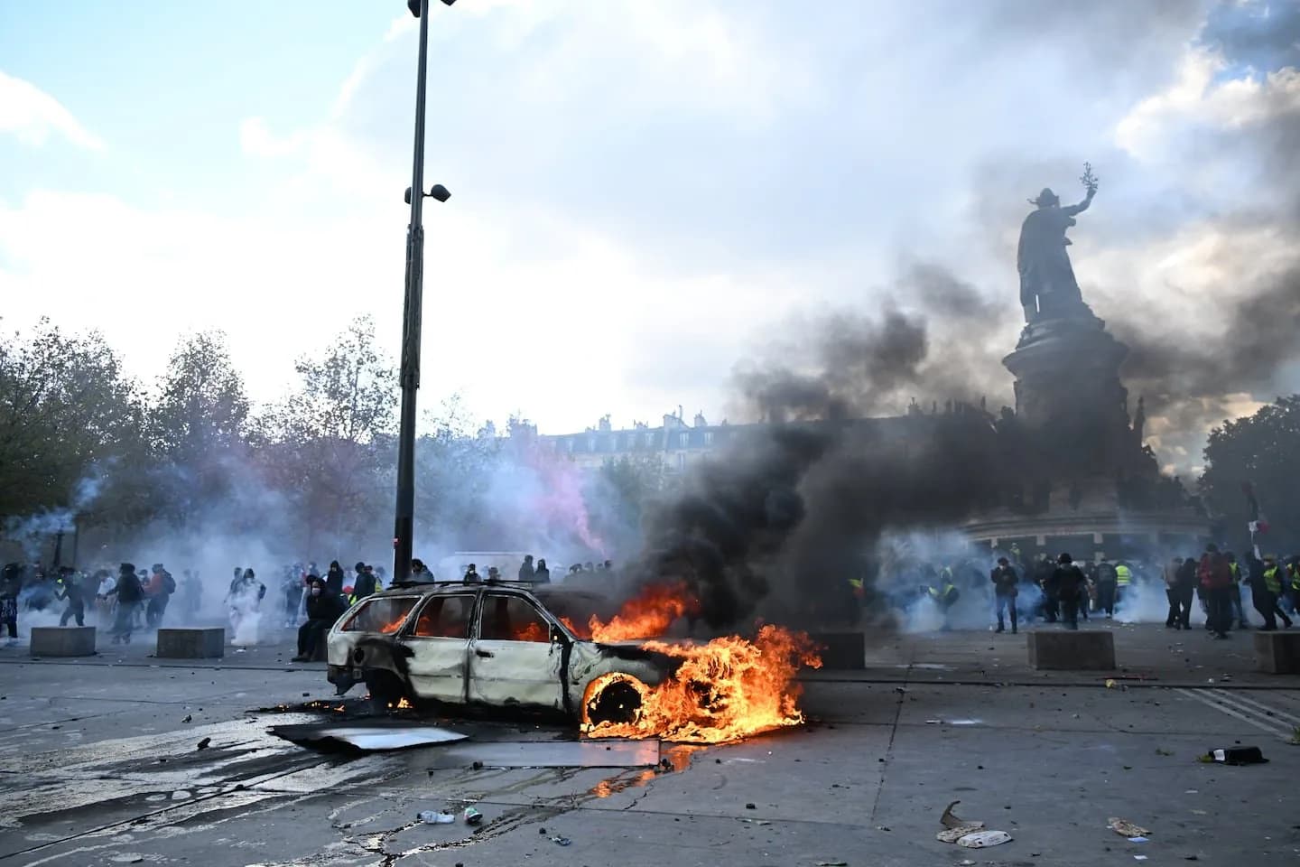 Francia atraviesa una crisis social y el Gobierno busca frenar los saqueos