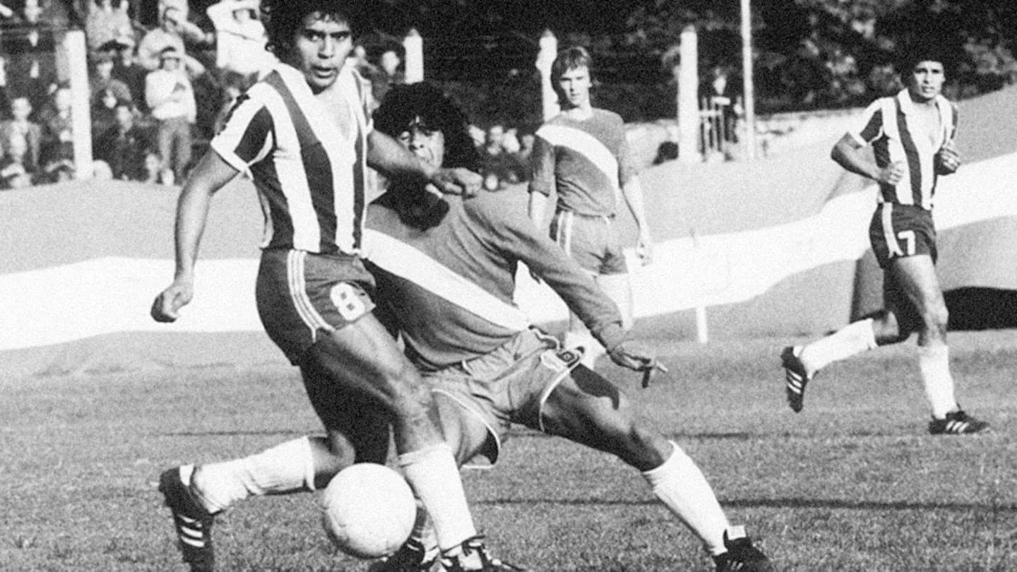 Un caño en su primera pelota y una historia inolvidable: así debutó Maradona hace medio siglo