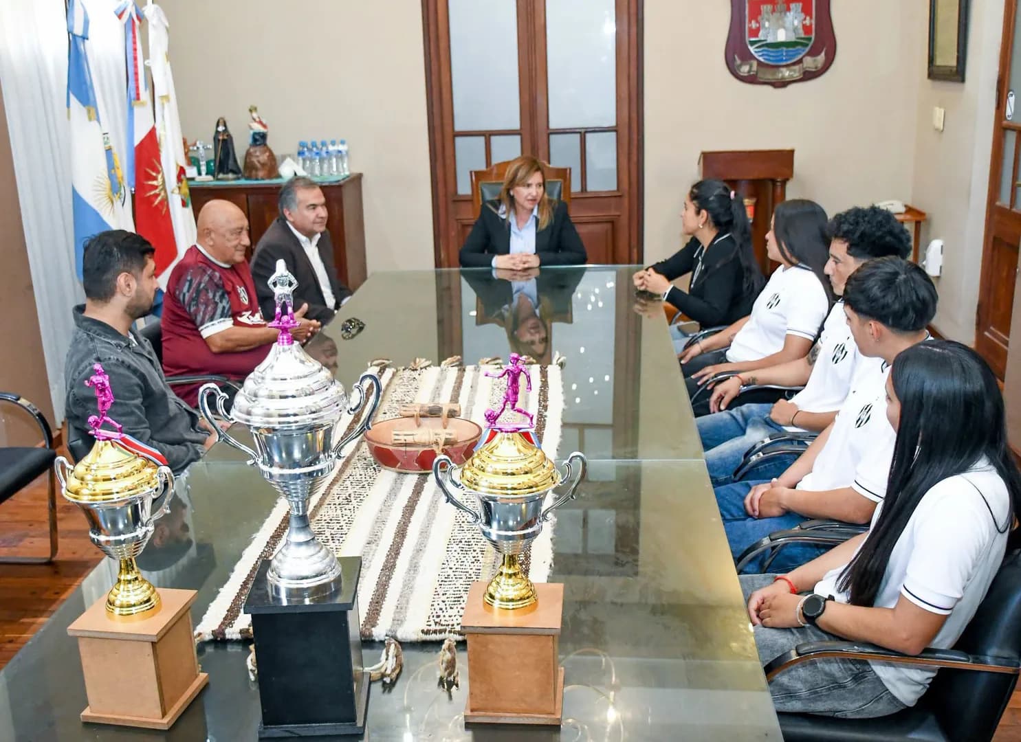 La intendente Norma Fuentes recibió al plantel femenino de Central Córdoba tras consagrarse campeón regional