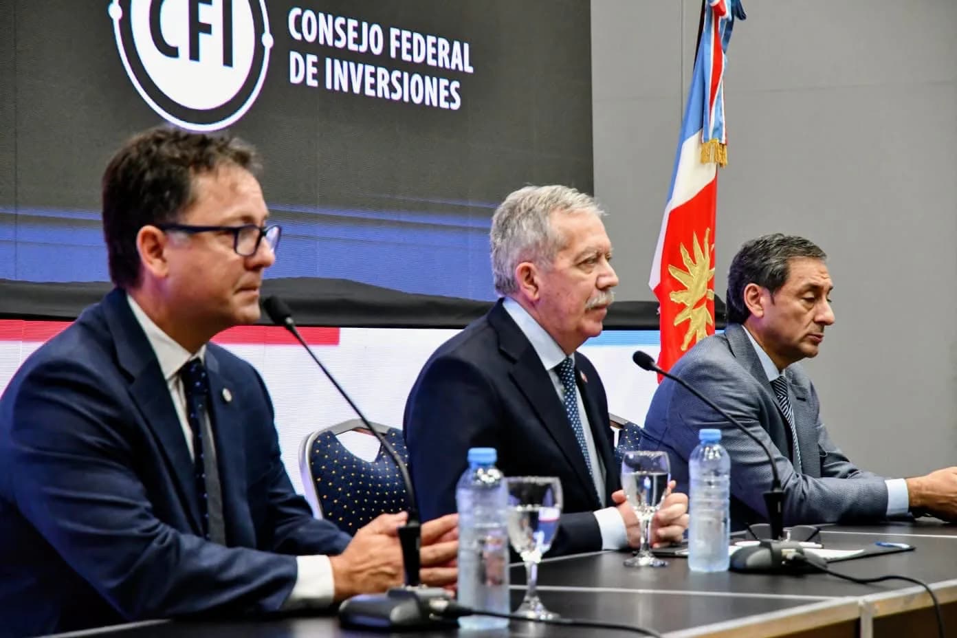 El gobernador Elías Suárez remarcó la importancia de un Estado "presente y eficiente" durante la entrega de créditos del CFI