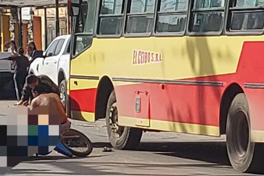 Tragedia en El Colmenar: murieron dos niños tras el choque entre la motocicleta en la que viajaban y un colectivo