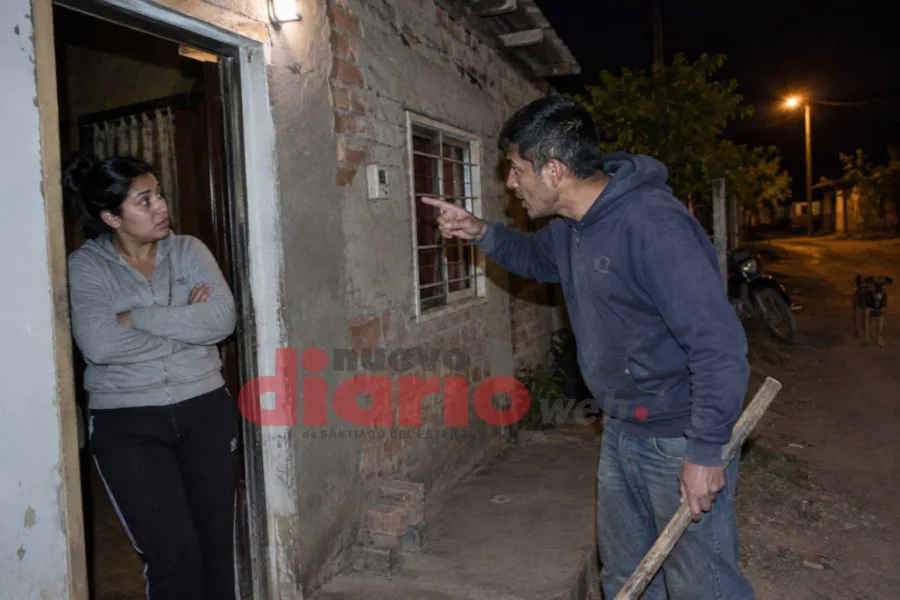 Fue hasta la casa de su pareja, le exigió el celular y la habría amenazado con un palo