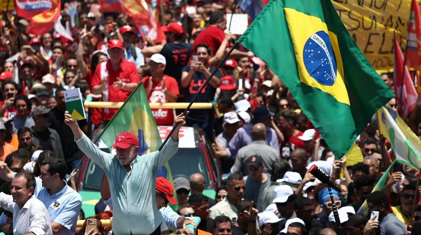 Lula cerró su campaña con una multitudinaria caravana antes del balotaje en Brasil