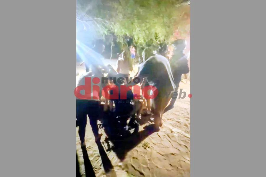 Insólita reacción: un motociclista destrozó su propio rodado al ser interceptado en un control policial en Las Termas