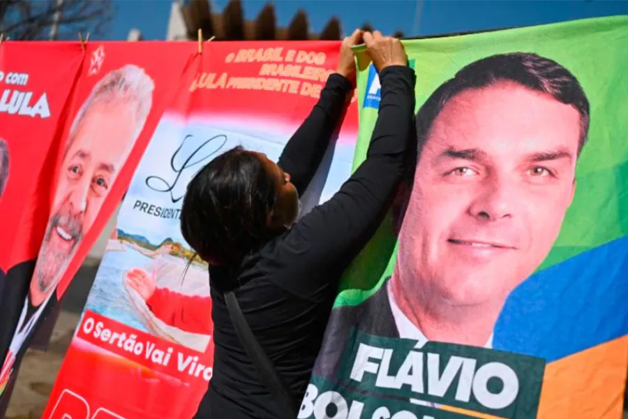Lula da Silva y Flávio Bolsonaro cerraron sus campañas en Brasil en la antesala de un histórico balotaje presidencial