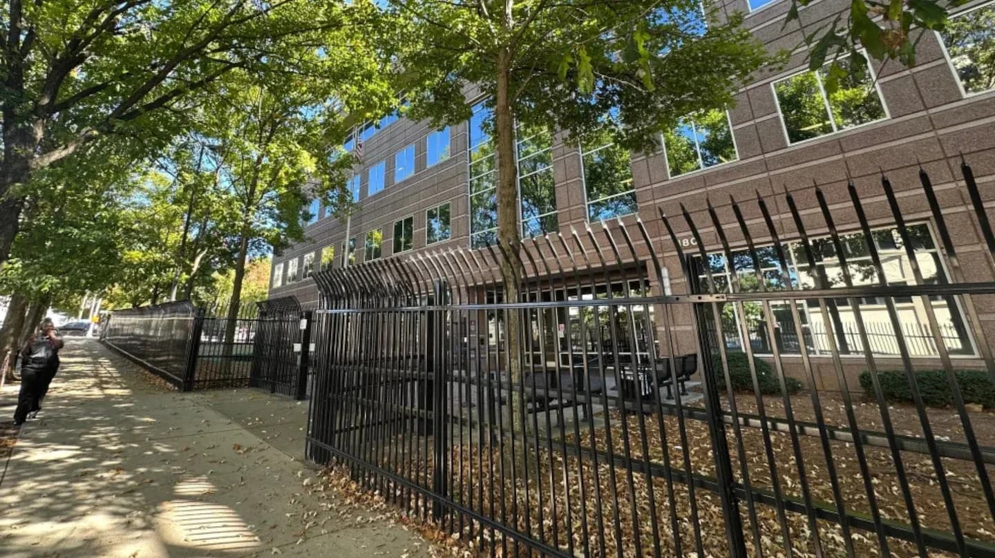 Un hombre fue detenido por lanzar una bomba molotov contra un edificio federal de Inmigración en Atlanta
