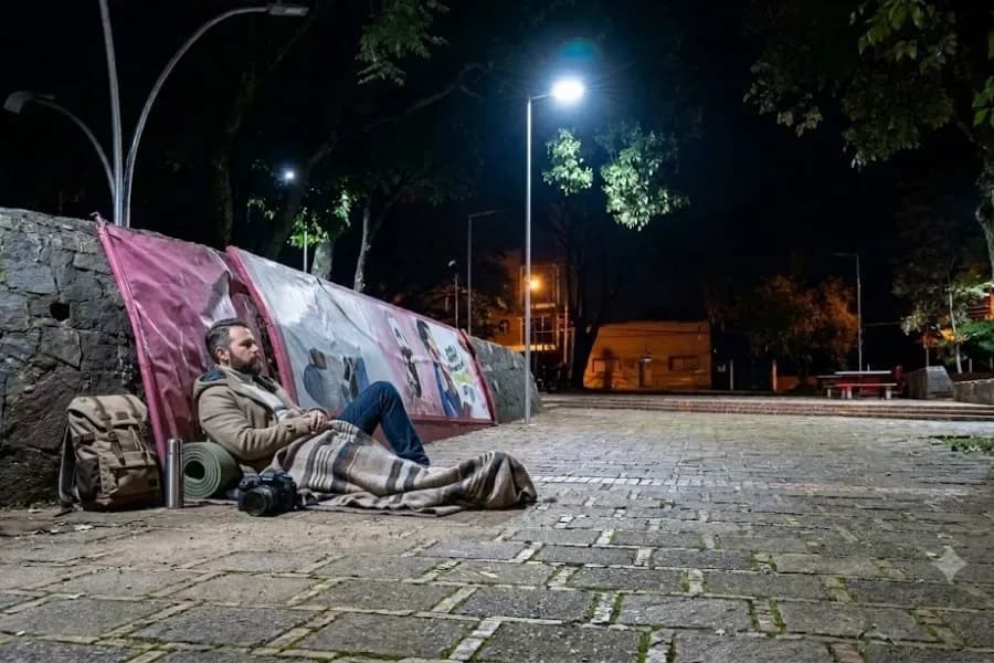 Discutió con su pareja, se fue a dormir a una plaza y le robaron la motocicleta