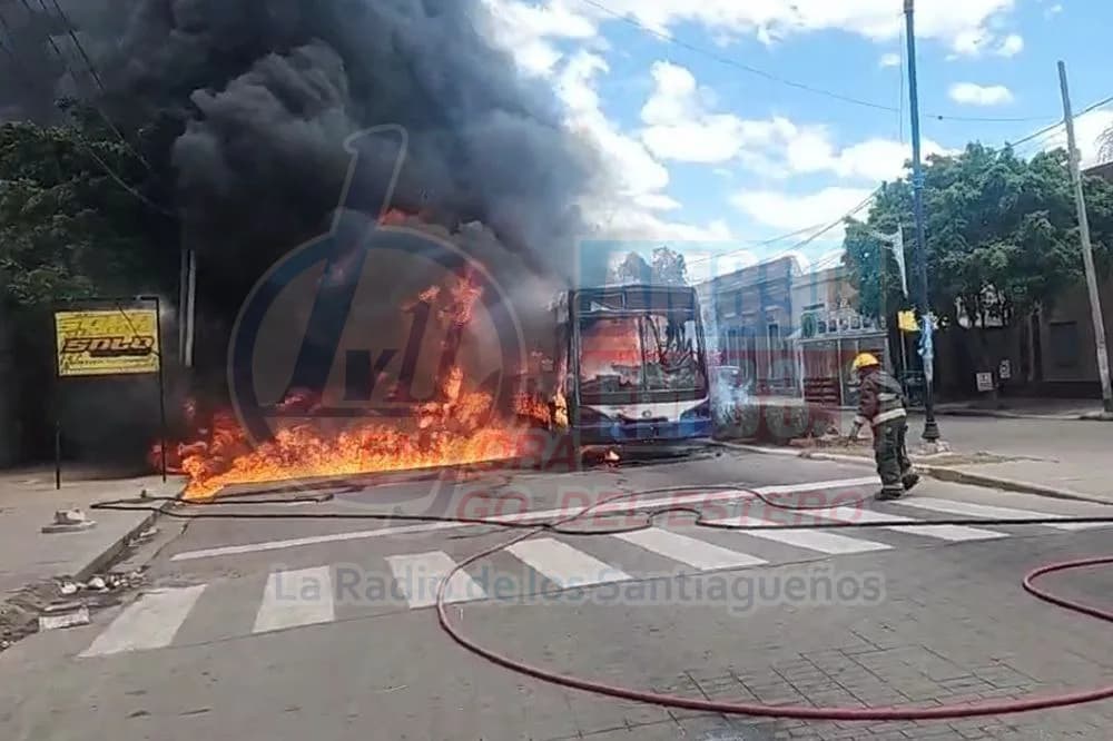 Un colectivo se incendió y explotó en el centro de La Banda causando momentos de pánico