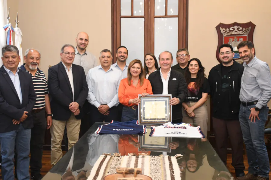 La dirigencia de Quimsa distinguió a la intendenta Norma Fuentes por su constante apoyo al club