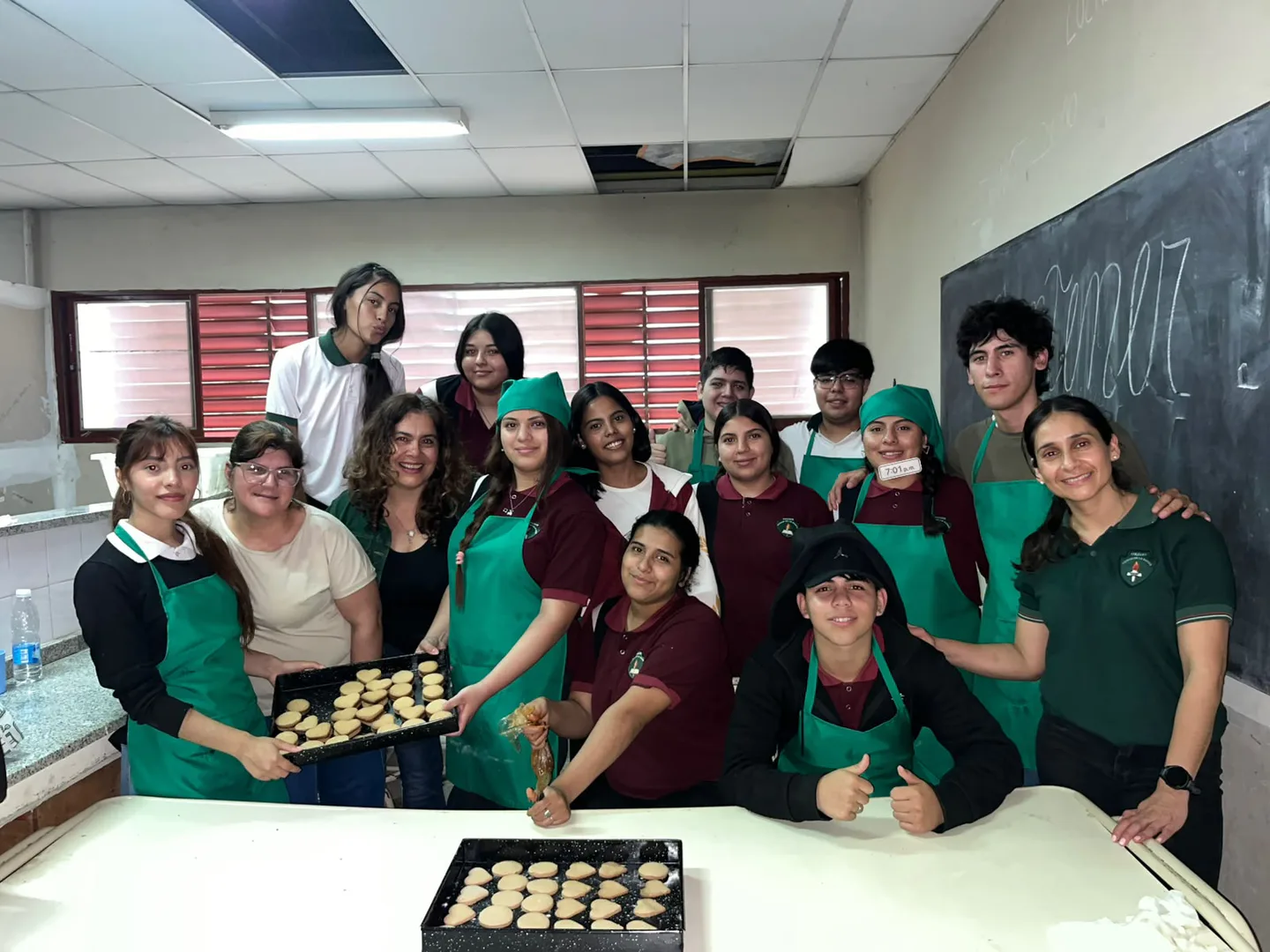 "Nuestro tesoro amarillo": alumnos del Colegio Secundario Banda elaboraron alfajores de algarroba y revalorizaron el monte santiagueño
