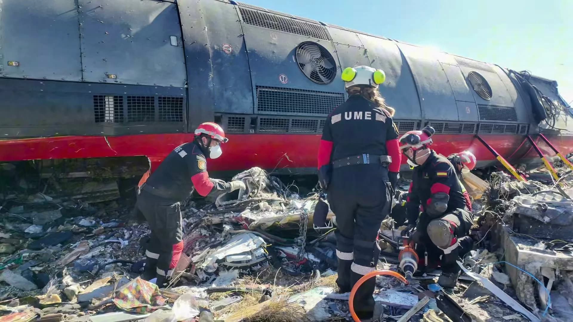Tragedia ferroviaria en España: comenzaron a retirar los vagones y buscan más víctimas