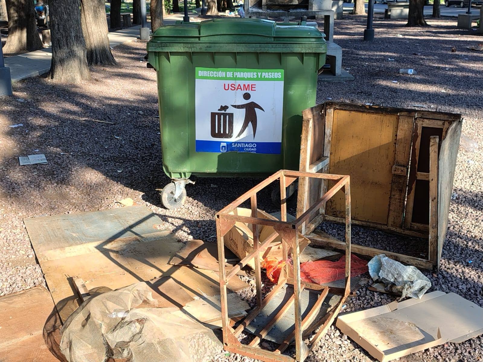 Dura queja municipal por la mugre en el Parque: "Es una falta de respeto total"