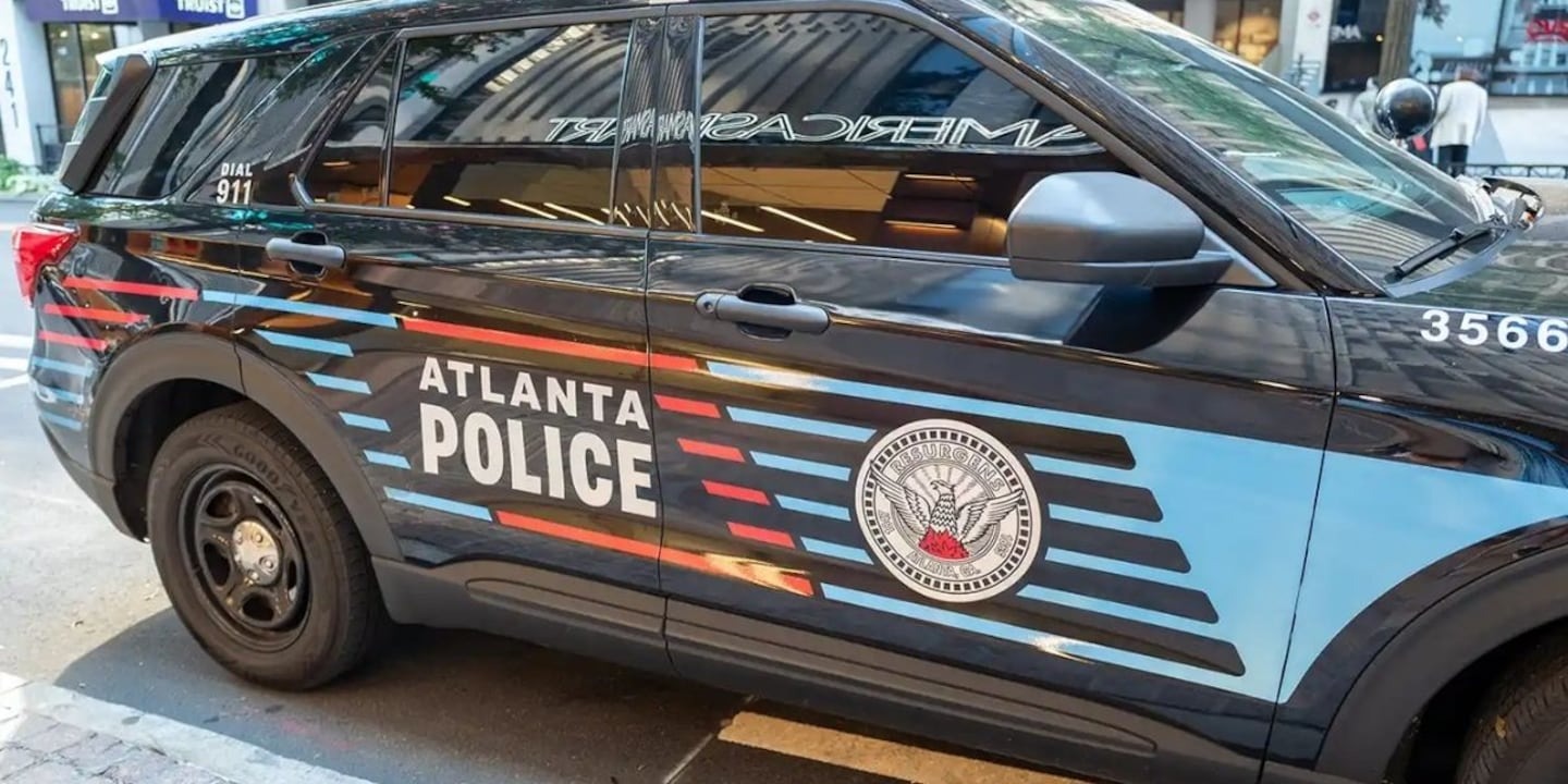 Dejó a su hija dormida en el auto encendido, entró a un local y se lo robaron