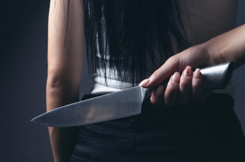 "Lo apuñaló por un like": le revisó el celular y casi lo mata