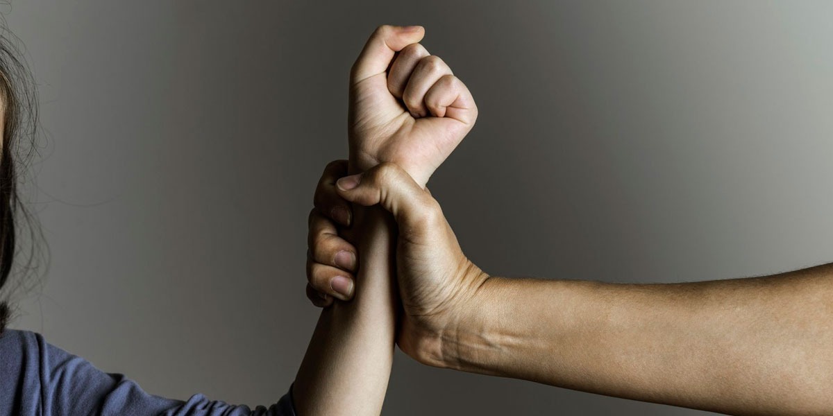 Terror en la madrugada: se sentó encima de su pareja para asfixiarla