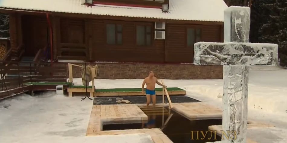 Putin desafía el frío extremo: se zambulle en agua helada por la Epifanía