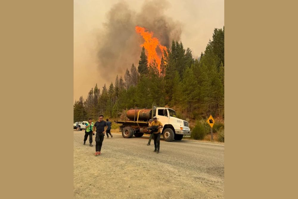 Alerta roja en el Sur: el viento reactivó los incendios forestales en Chubut