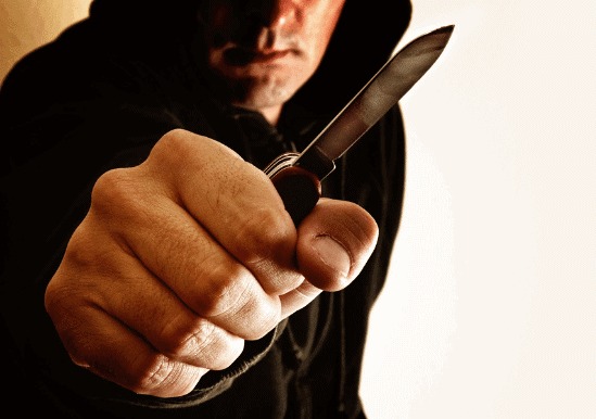 "Te voy a matar y prender fuego": violó la perimetral y atacó a su ex con un cuchillo