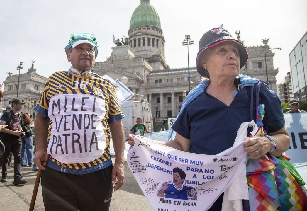 Incidentes en la marcha de los jubilados: cruce entre la Policía y manifestantes en el Congreso