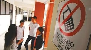 Santa Fe avanza hacia la prohibición del uso del celular en las escuelas