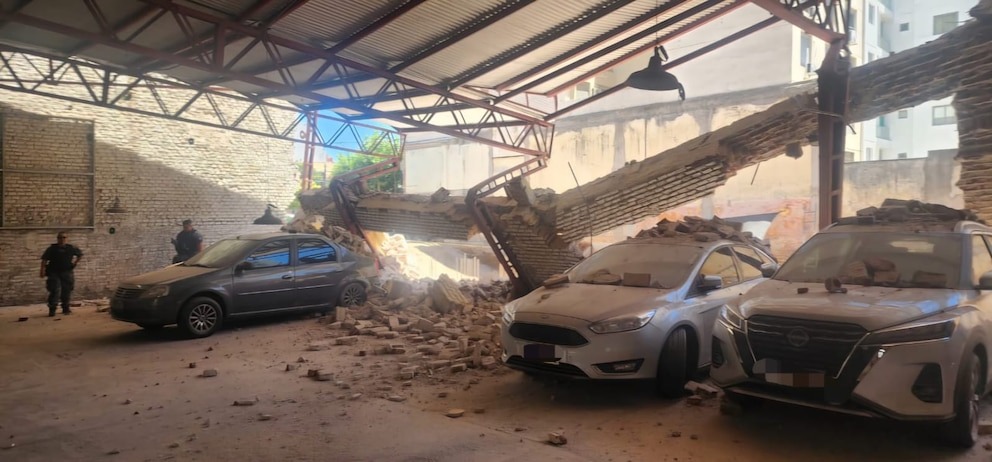 Se derrumbó la medianera de una cochera y varios autos quedaron bajo los escombros