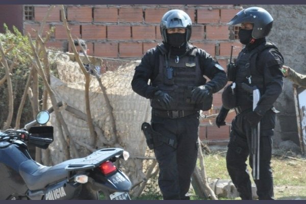 Quiso huir de la policía y lo atraparon con 157 gramos de marihuana y cocaína