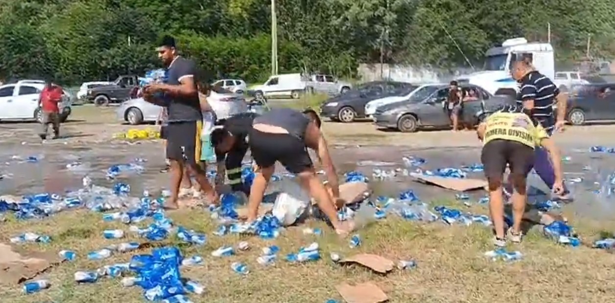 Despistó un camión cargado con cervezas en Oberá y vecinos se llevaron la mercadería