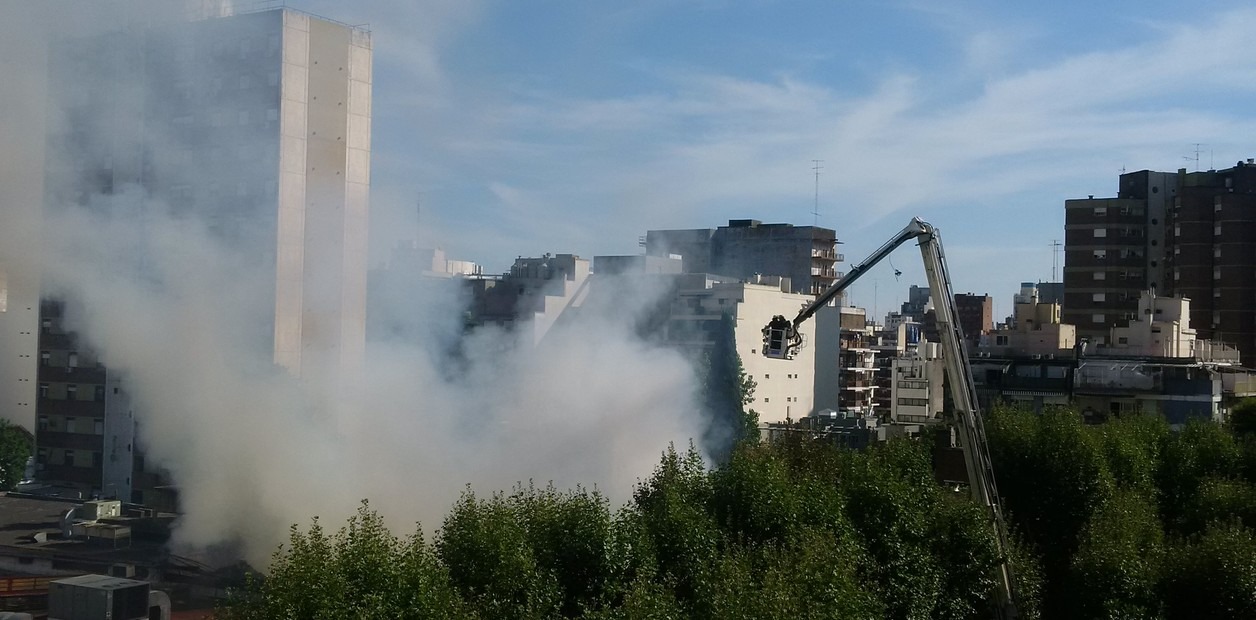 Alarma en Belgrano: incendio en un supermercado de grandes dimenciones provoca evacuación y heridos