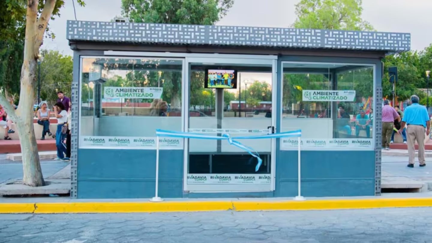 Inédito: instalaron la primera parada de colectivos con aire acondicionado