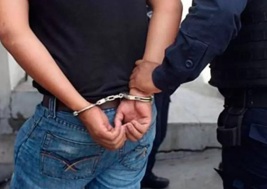 Un adicto amenazó y golpeó al padre de 70 años, exigiendo que le diera dinero