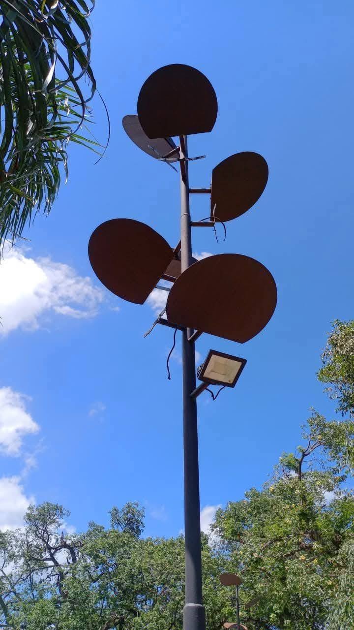 Frías: vandalismo en la Plaza Juan Perón, robaron parte de la luminaria