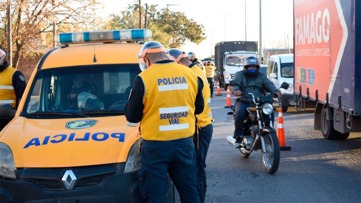Joven evade control policial y es detenida horas después mientras toma sol en una pileta