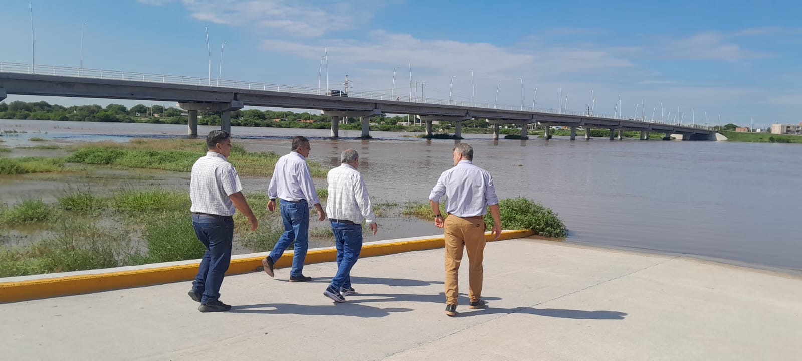 La Provincia: Supervisan la crecida: el Gobierno recorrió la ribera del Río Dulce
